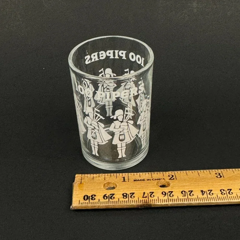 Vtg Seagrams Scotch Shot Glass 100 Pipers Clear White Image Font Bag‎ Pipers 2oz
